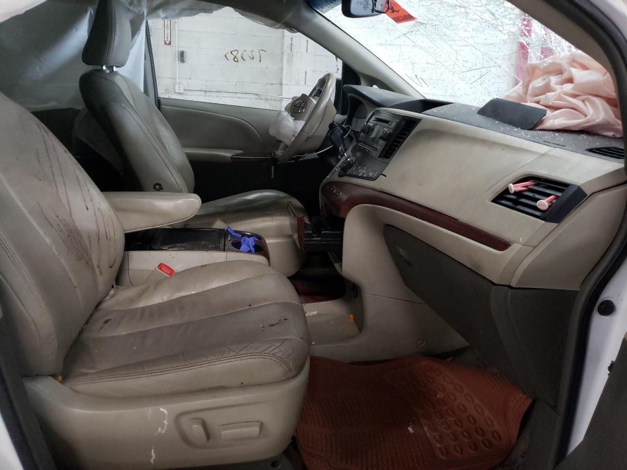 Photo 5 from auction – 2014 TOYOTA SIENNA XLE with VIN 5TDYK3DC7ES457265