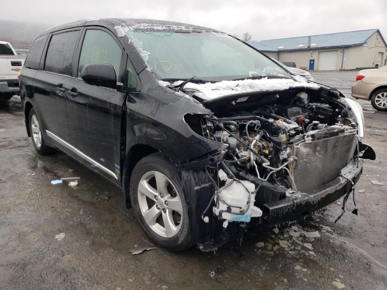 TOYOTA SIENNA LE 2017 with VIN 5TDKZ3DC3HS878339 - Photo from auction