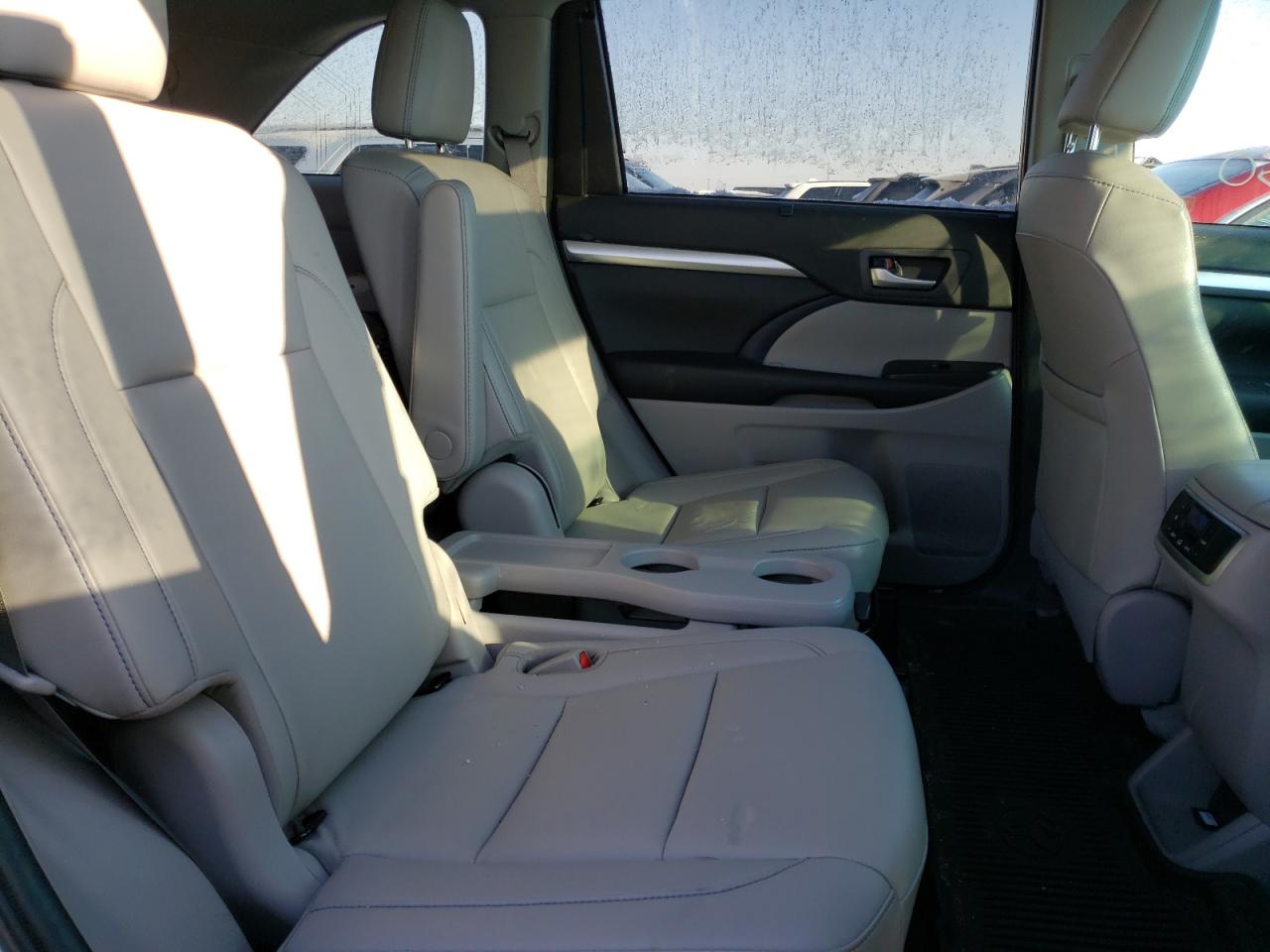 Photo 6 from auction – 2019 TOYOTA HIGHLANDER with VIN 5TDJZRFH8KS567486