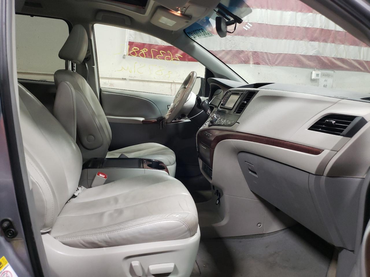 Photo 5 from auction – 2012 TOYOTA SIENNA XLE with VIN 5TDYK3DC1CS275641