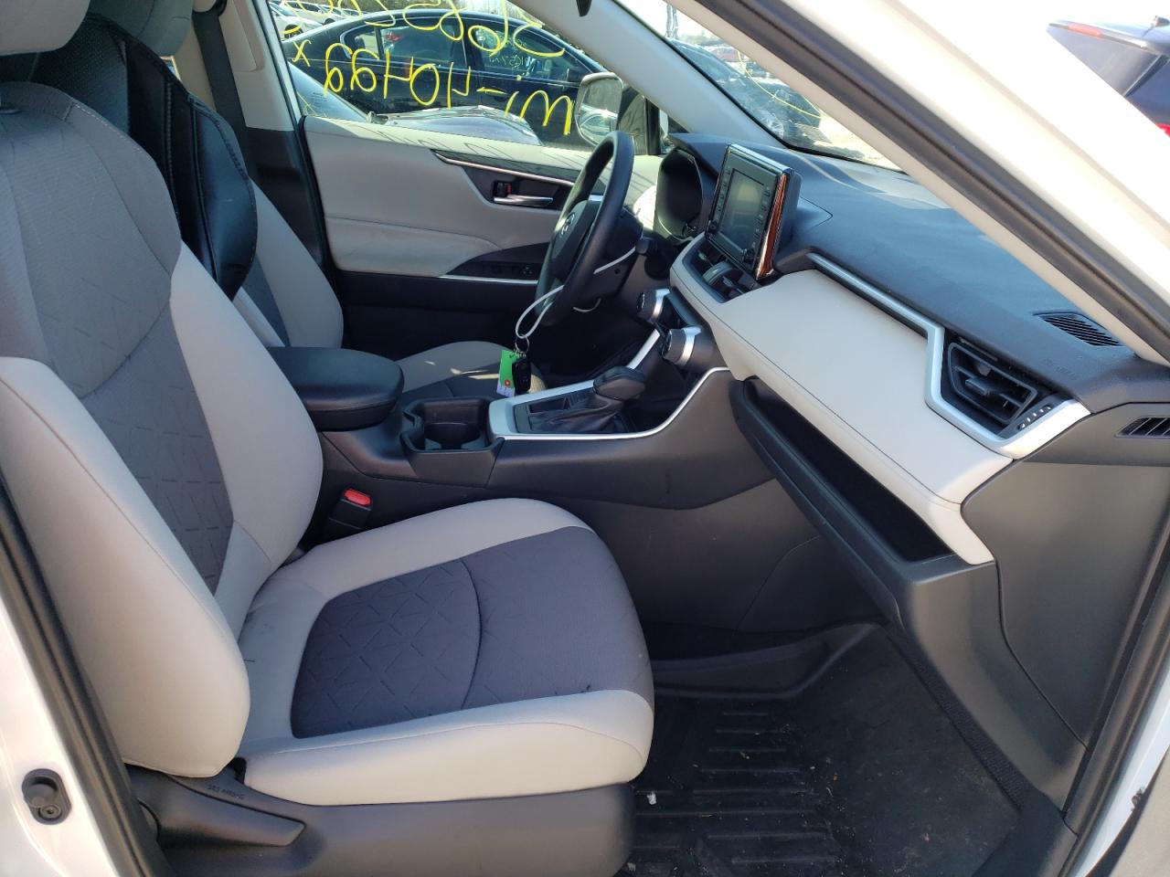 Photo 5 from auction – 2019 TOYOTA RAV4 XLE with VIN 2T3W1RFVXKW050739