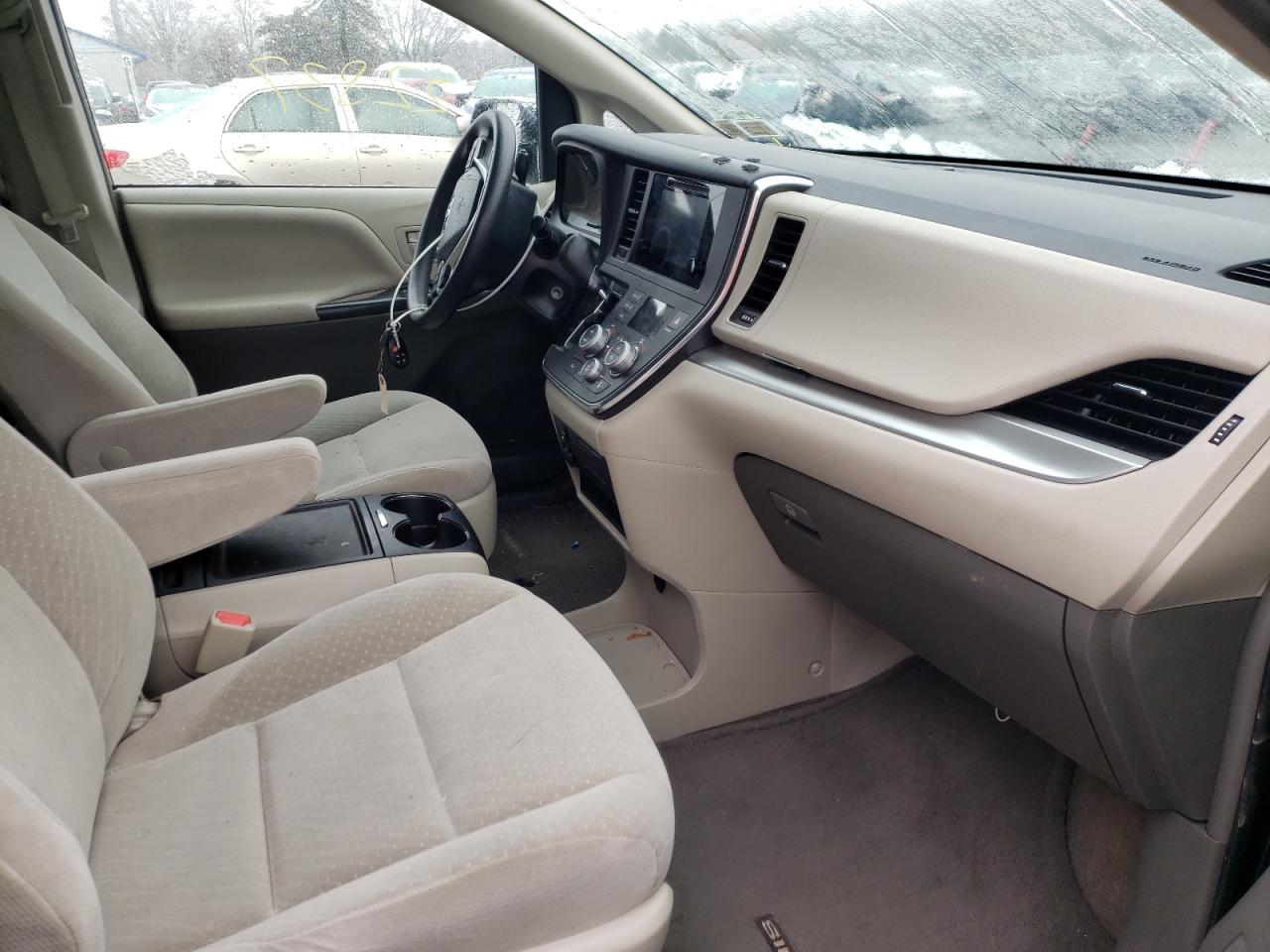 Photo 5 from auction – 2017 TOYOTA SIENNA LE with VIN 5TDKZ3DC3HS878339
