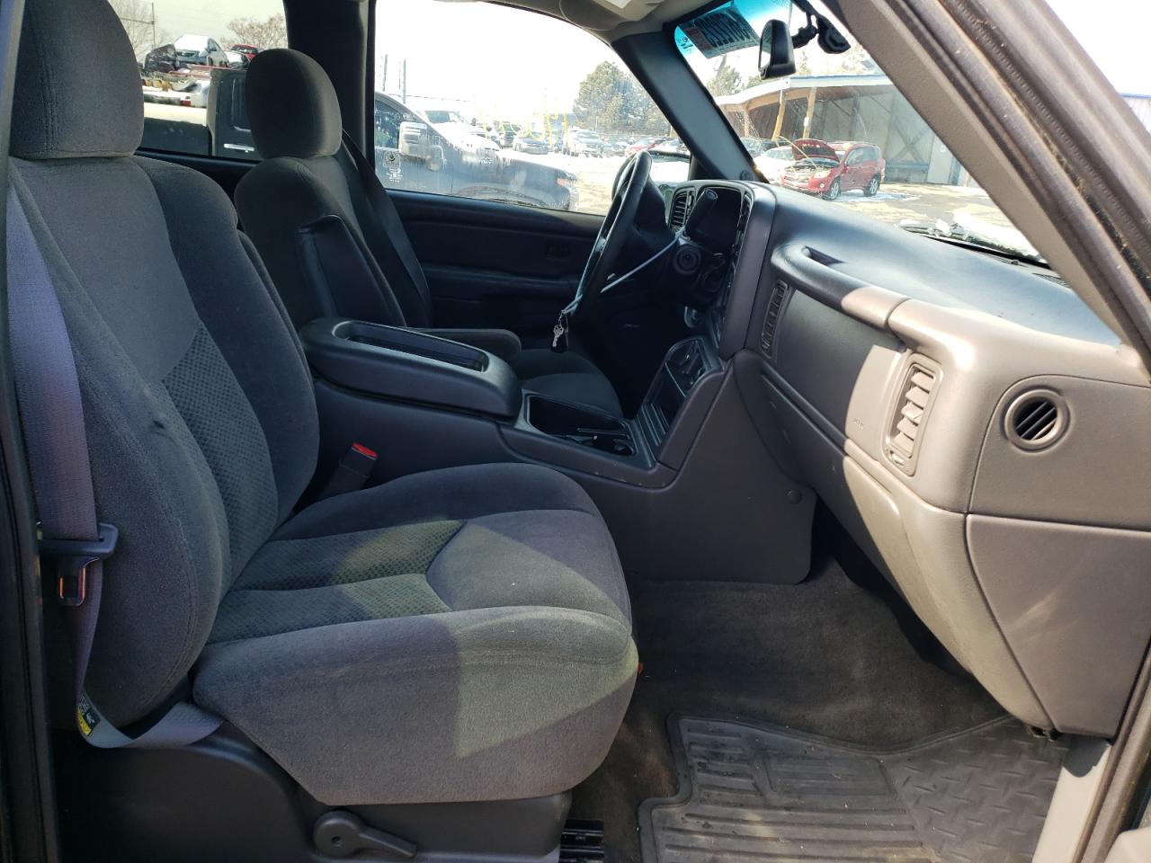 Photo 5 from auction – 2005 CHEVROLET SILVERADO with VIN 1GCEK19T05E180478