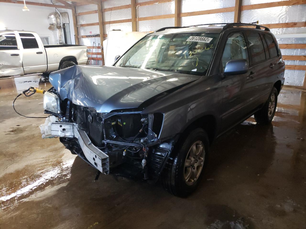 Photo 2 from auction – 2005 TOYOTA HIGHLANDER with VIN JTEGD21A850130262