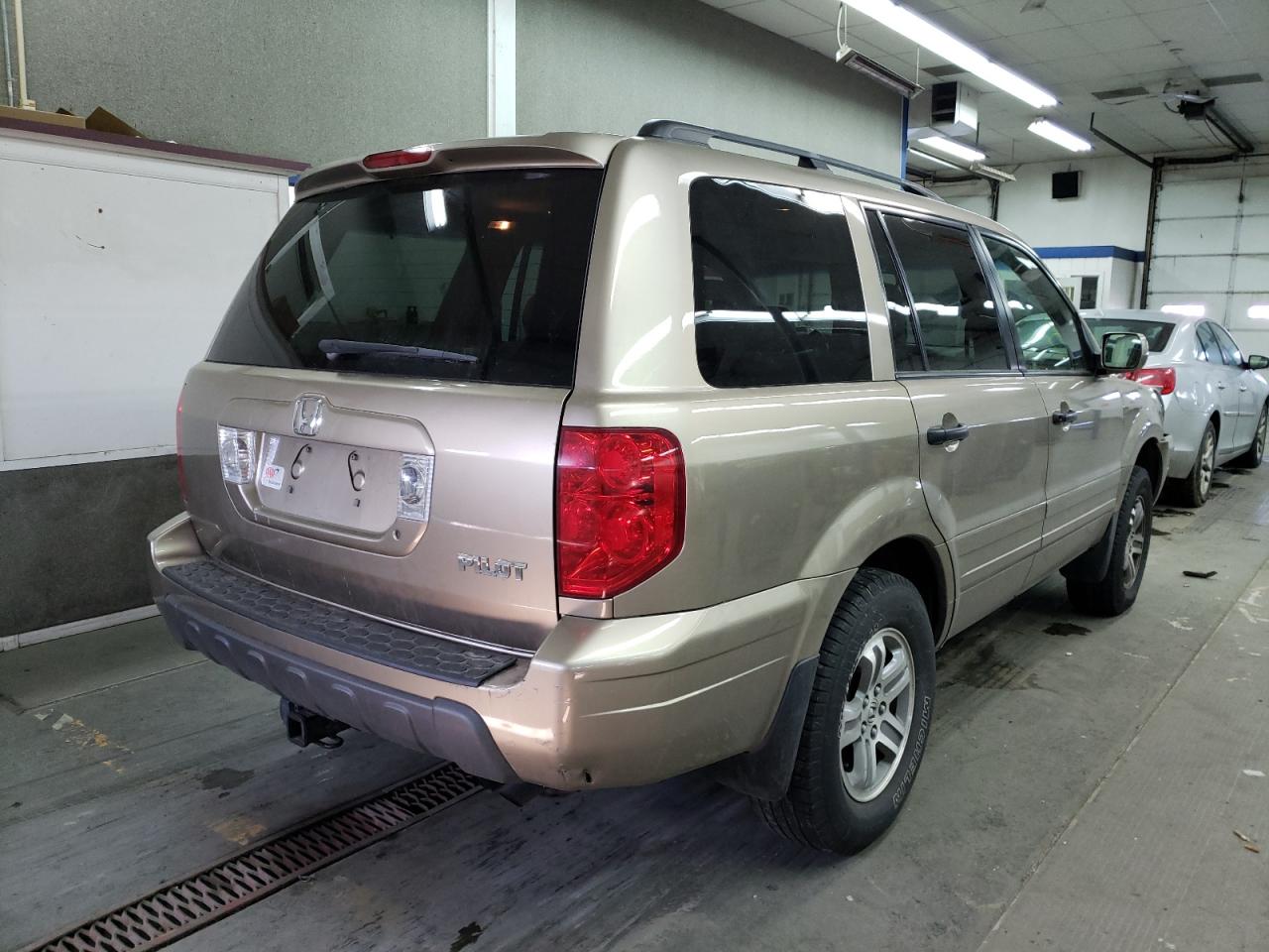 Photo 4 from auction – 2005 HONDA PILOT EXL with VIN 2HKYF18515H549062
