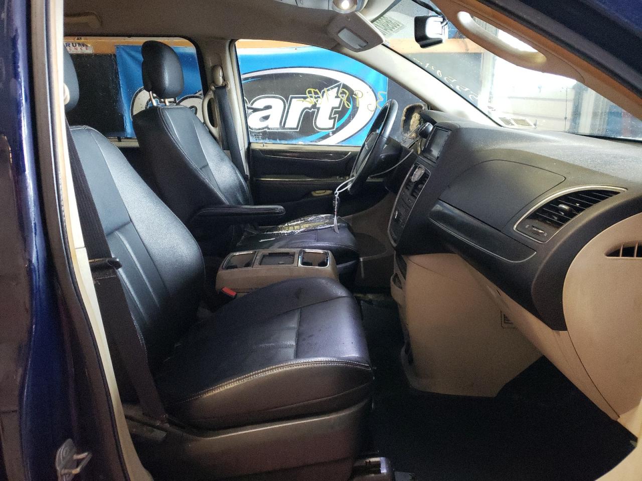 Photo 5 from auction – 2014 CHRYSLER TOWN & COU with VIN 2C4RC1BGXER408811