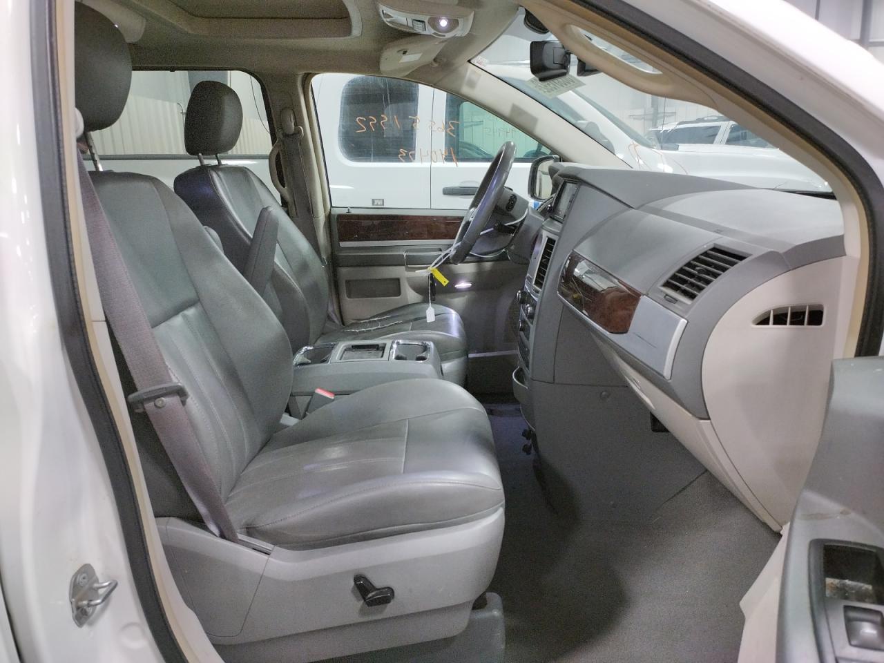 Photo 5 from auction – 2010 CHRYSLER TOWN & COU with VIN 2A4RR5DX4AR149613