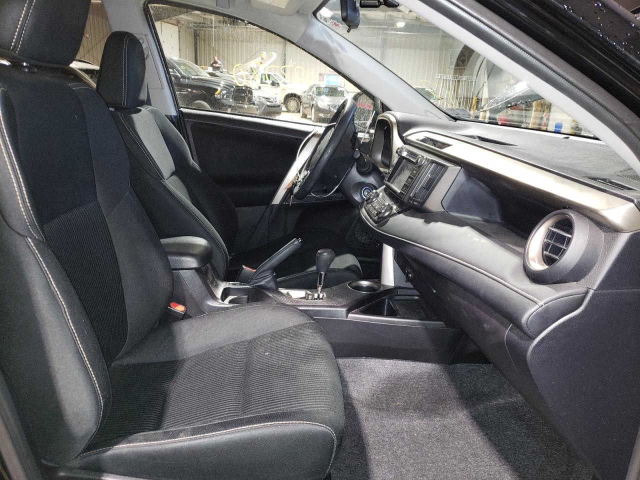 Photo 5 from auction – 2015 TOYOTA RAV4 XLE with VIN 2T3RFREV9FW341481