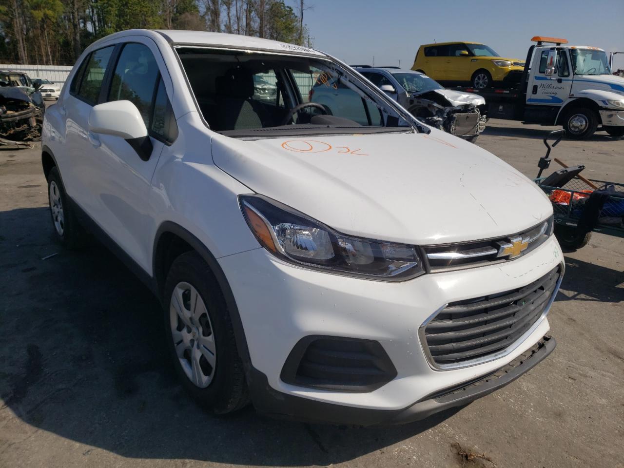 CHEVROLET TRAX LS 2019 with VIN 3GNCJKSB8KL121523 - Photo from auction