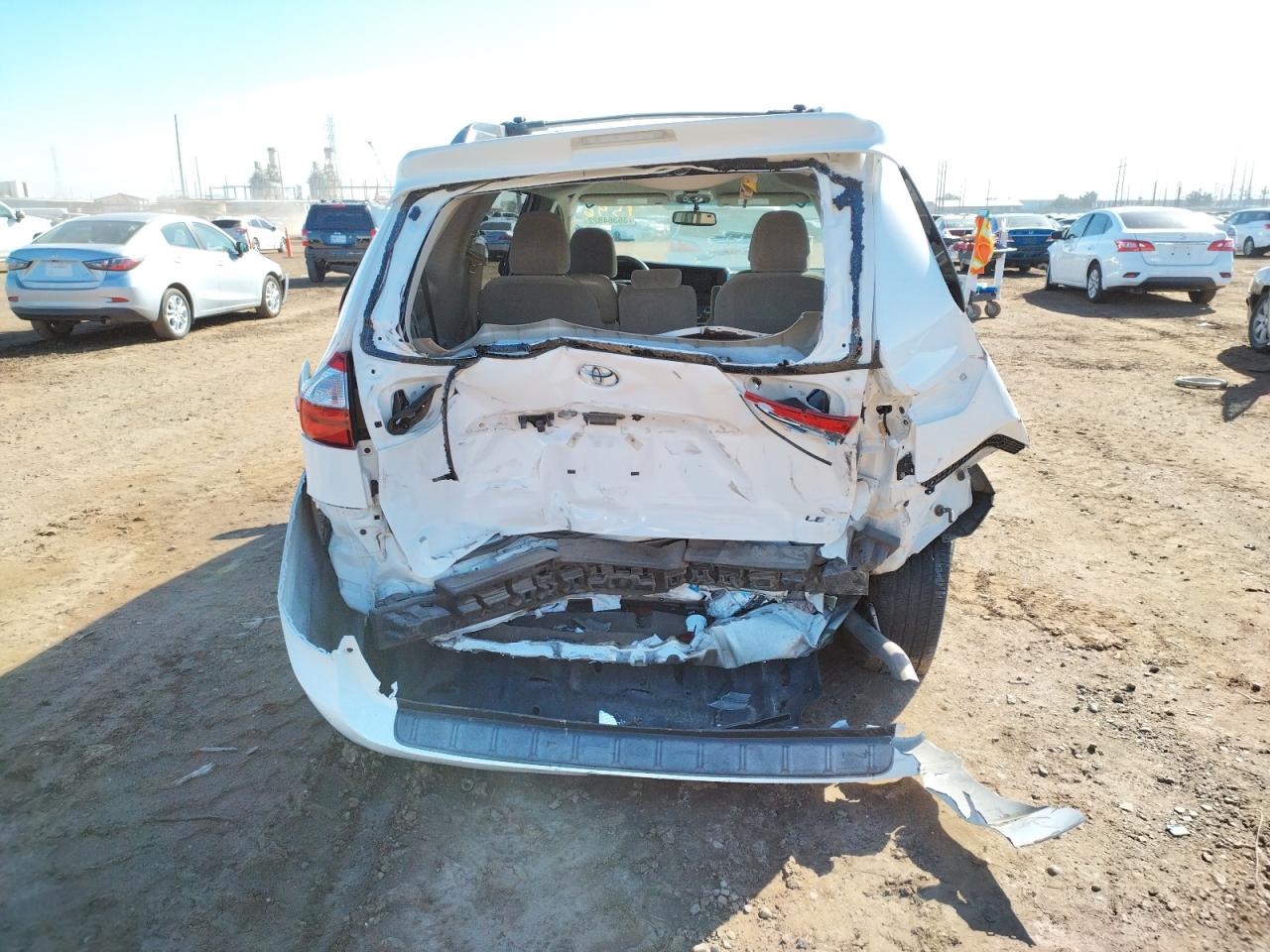 Photo 9 from auction – 2017 TOYOTA SIENNA LE with VIN 5TDKZ3DC7HS811596