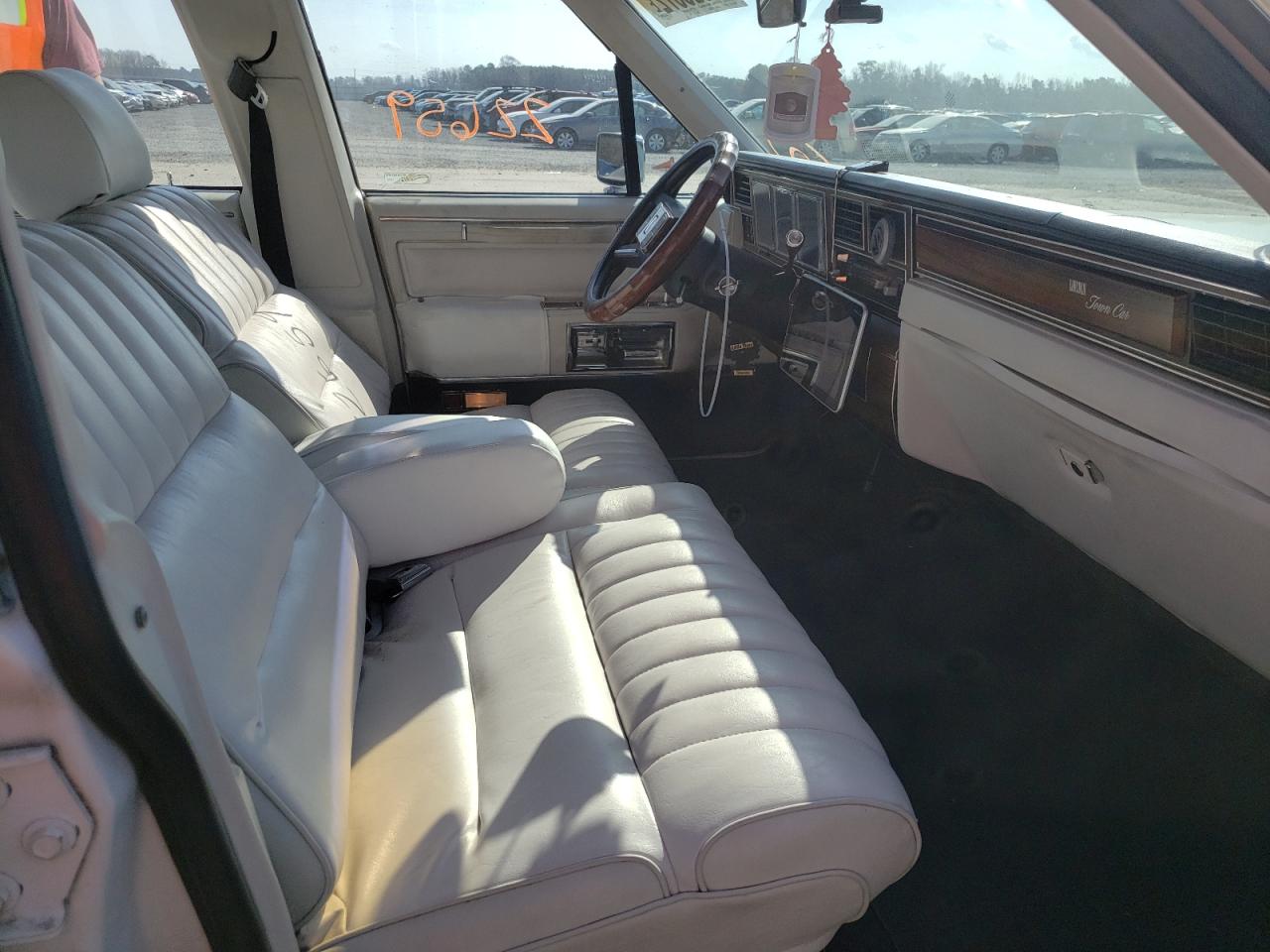 Photo 5 from auction – 1988 LINCOLN CONTINENTA with VIN 1LNBM81F2JY806919