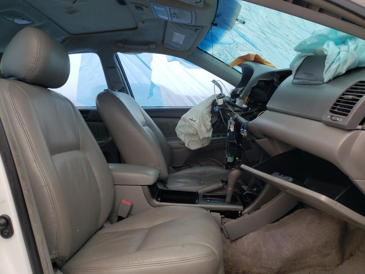 Photo 5 from auction – 2002 TOYOTA CAMRY LE with VIN 4T1BE32K72U026127