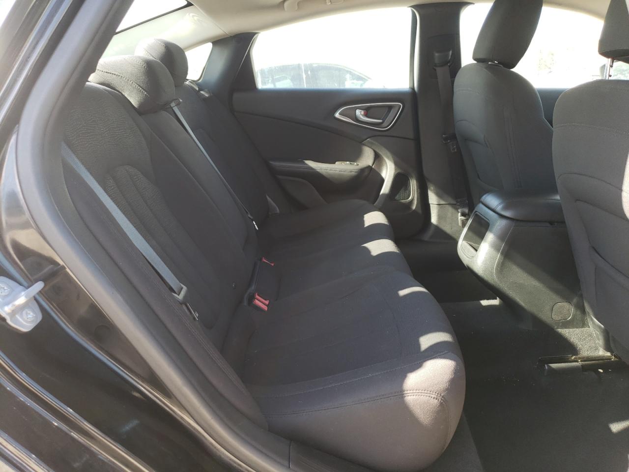 Photo 6 from auction – 2015 CHRYSLER 200 LIMITE with VIN 1C3CCCAB3FN649409
