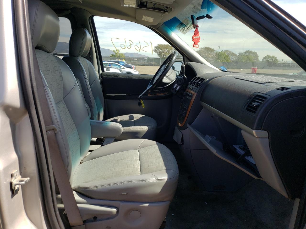 Photo 5 from auction – 2005 SATURN RELAY 3 with VIN 5GZDV23L05D152461