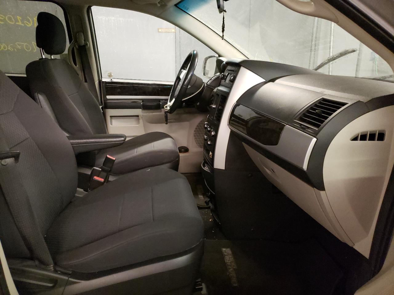 Photo 5 from auction – 2010 DODGE GRAND CARA with VIN 2D4RN5D13AR460031