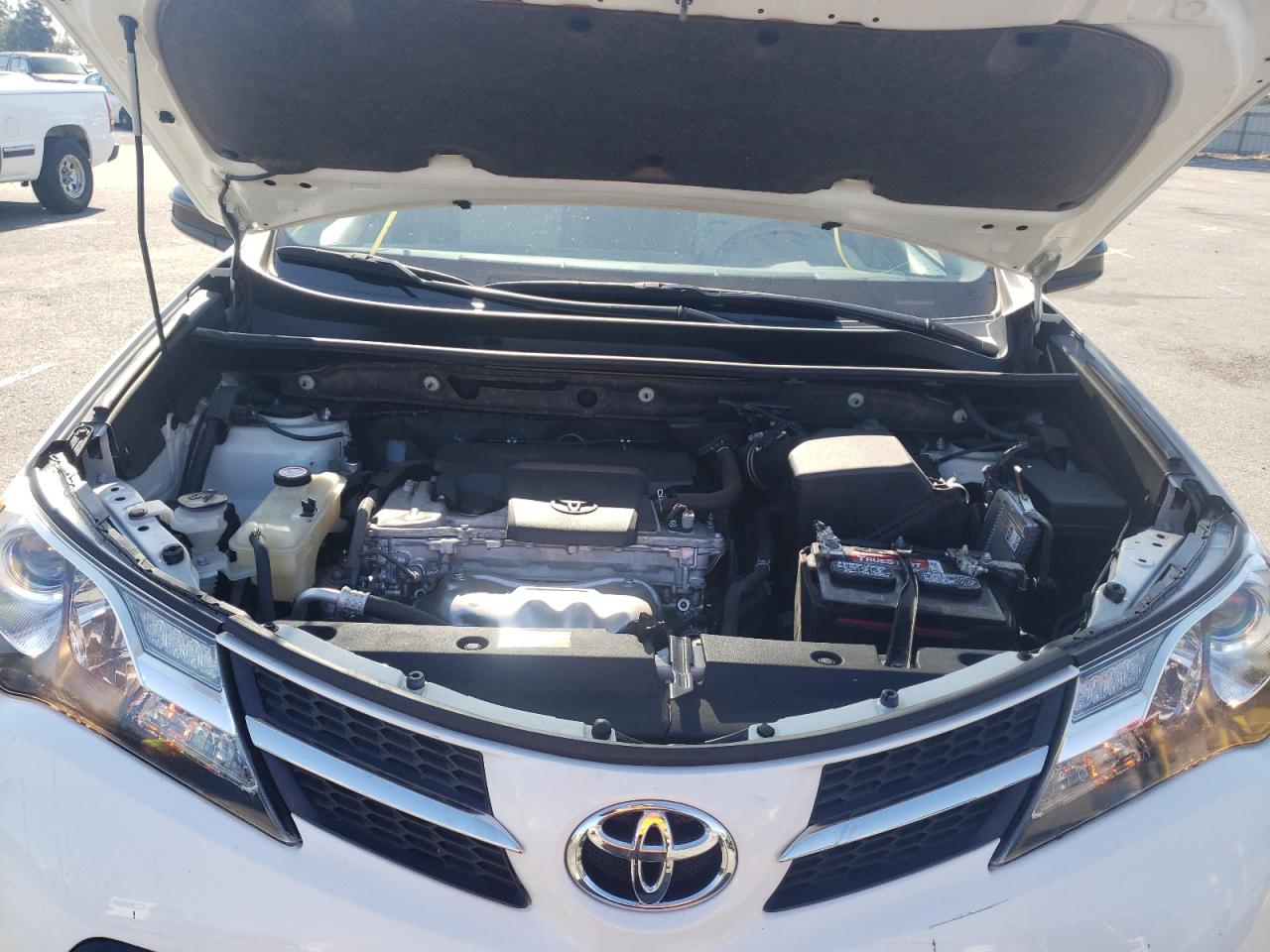 Photo 7 from auction – 2015 TOYOTA RAV4 LE with VIN JTMZFREV7FJ040125