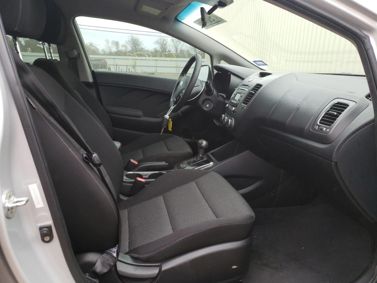 Photo 5 from auction – 2017 KIA FORTE LX with VIN 3KPFK4A78HE078407