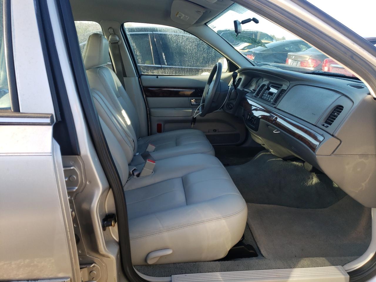 Photo 5 from auction – 2005 MERCURY GRAND MARQ with VIN 2MEFM74W05X674775