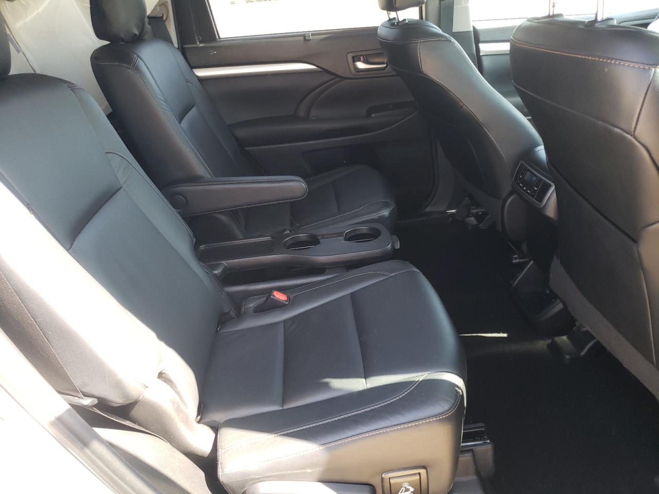 Photo 6 from auction – 2018 TOYOTA HIGHLANDER with VIN 5TDJZRFH7JS854221
