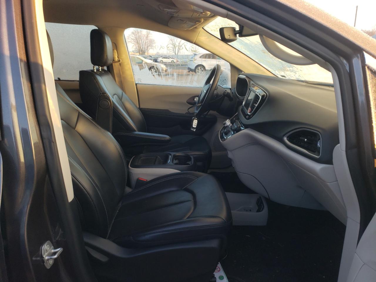 Photo 5 from auction – 2021 CHRYSLER VOYAGER LX with VIN 2C4RC1DG2MR546922