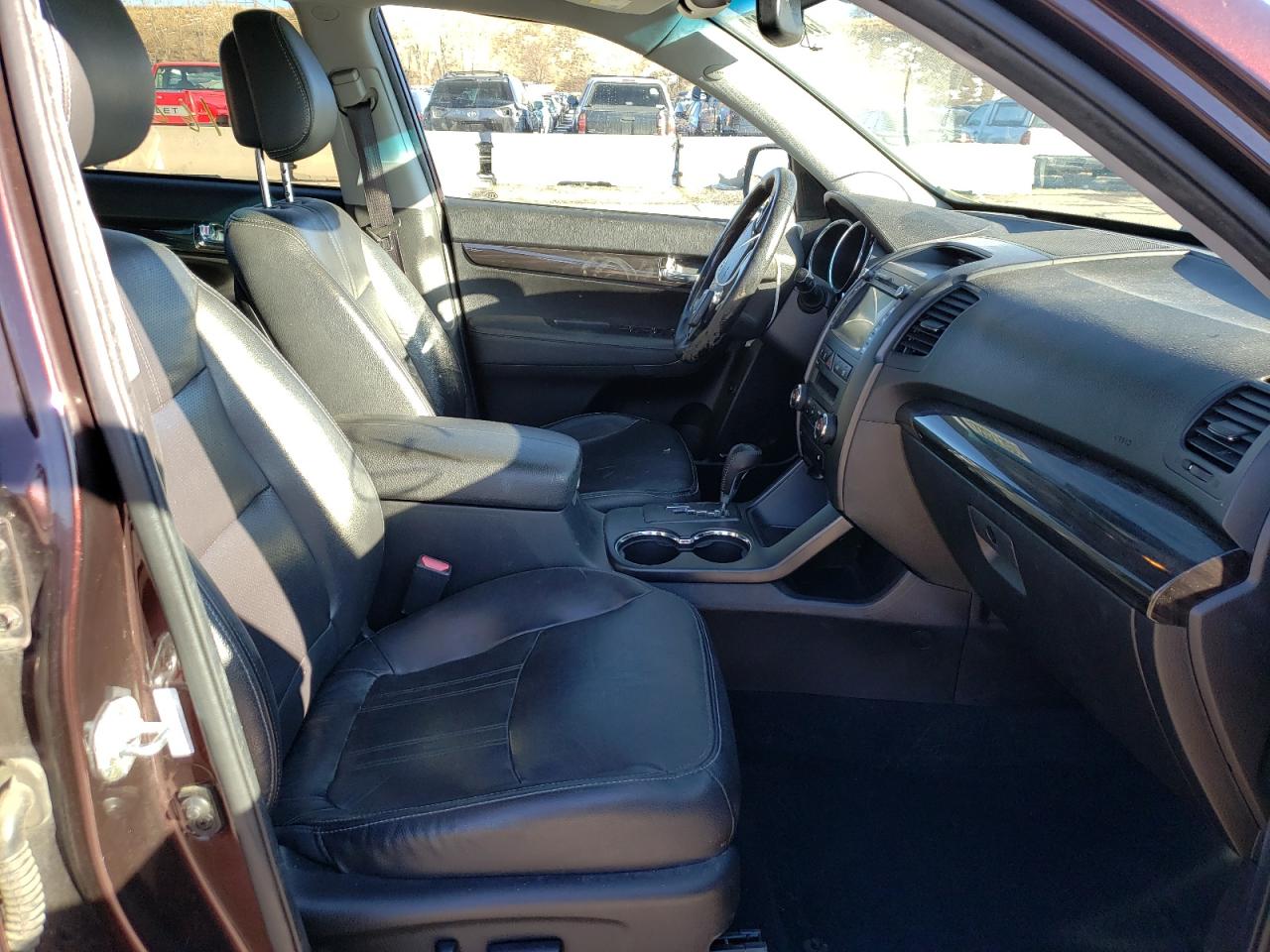 Photo 5 from auction – 2012 KIA SORENTO SX with VIN 5XYKWDA28CG193379