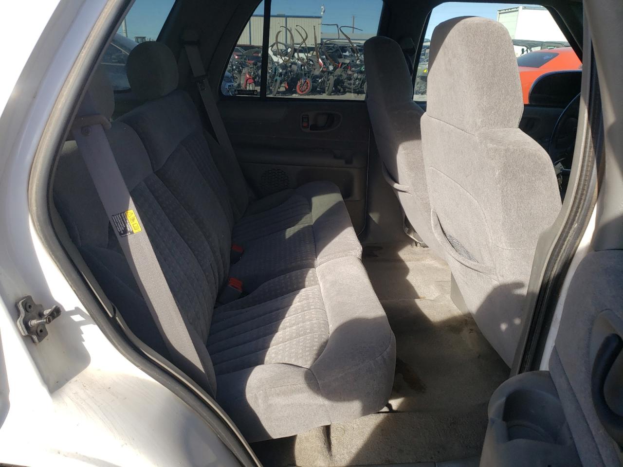 Photo 6 from auction – 2002 CHEVROLET BLAZER with VIN 1GNDT13W62K197768