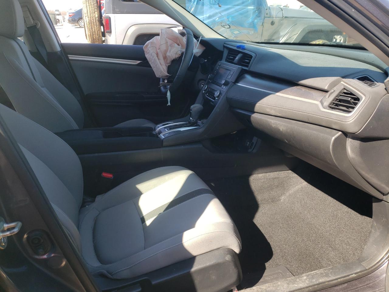 Photo 5 from auction – 2016 HONDA CIVIC LX with VIN 19XFC2F53GE079083