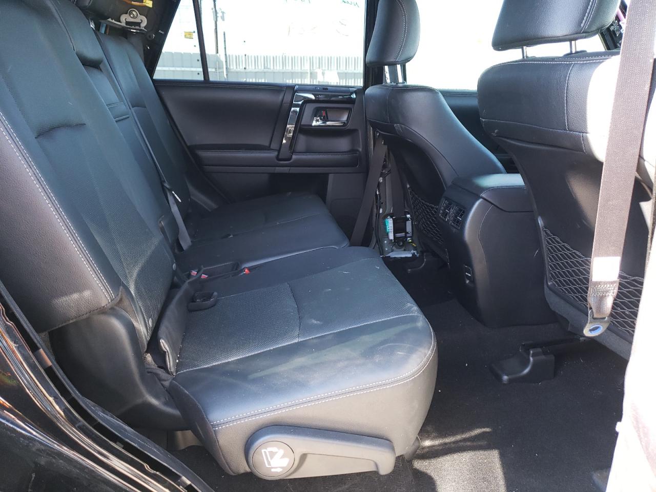 Photo 6 from auction – 2019 TOYOTA 4RUNNER SR with VIN JTEBU5JR0K5679261