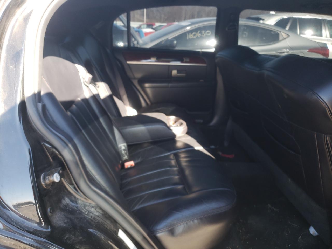 Photo 6 from auction – 2003 LINCOLN TOWN CAR E with VIN 1L1FM81W33Y701330