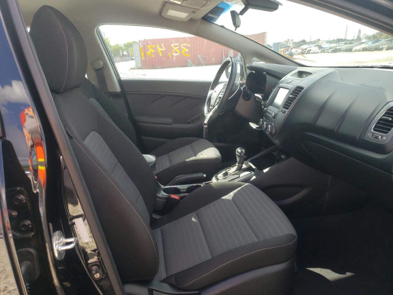 Photo 5 from auction – 2017 KIA FORTE LX with VIN 3KPFL4A78HE029172