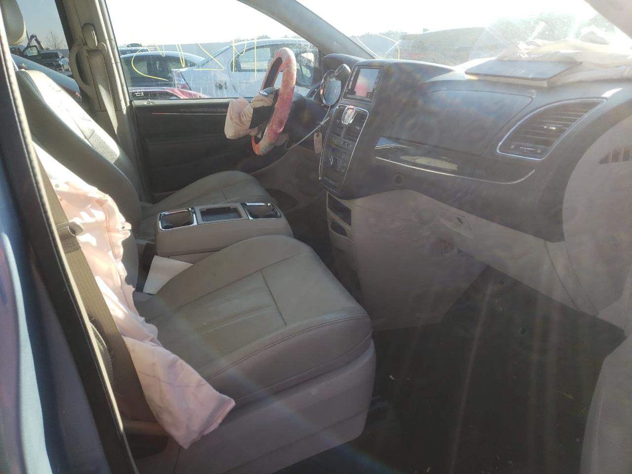 Photo 5 from auction – 2013 CHRYSLER TOWN & COU with VIN 2C4RC1BG8DR555188