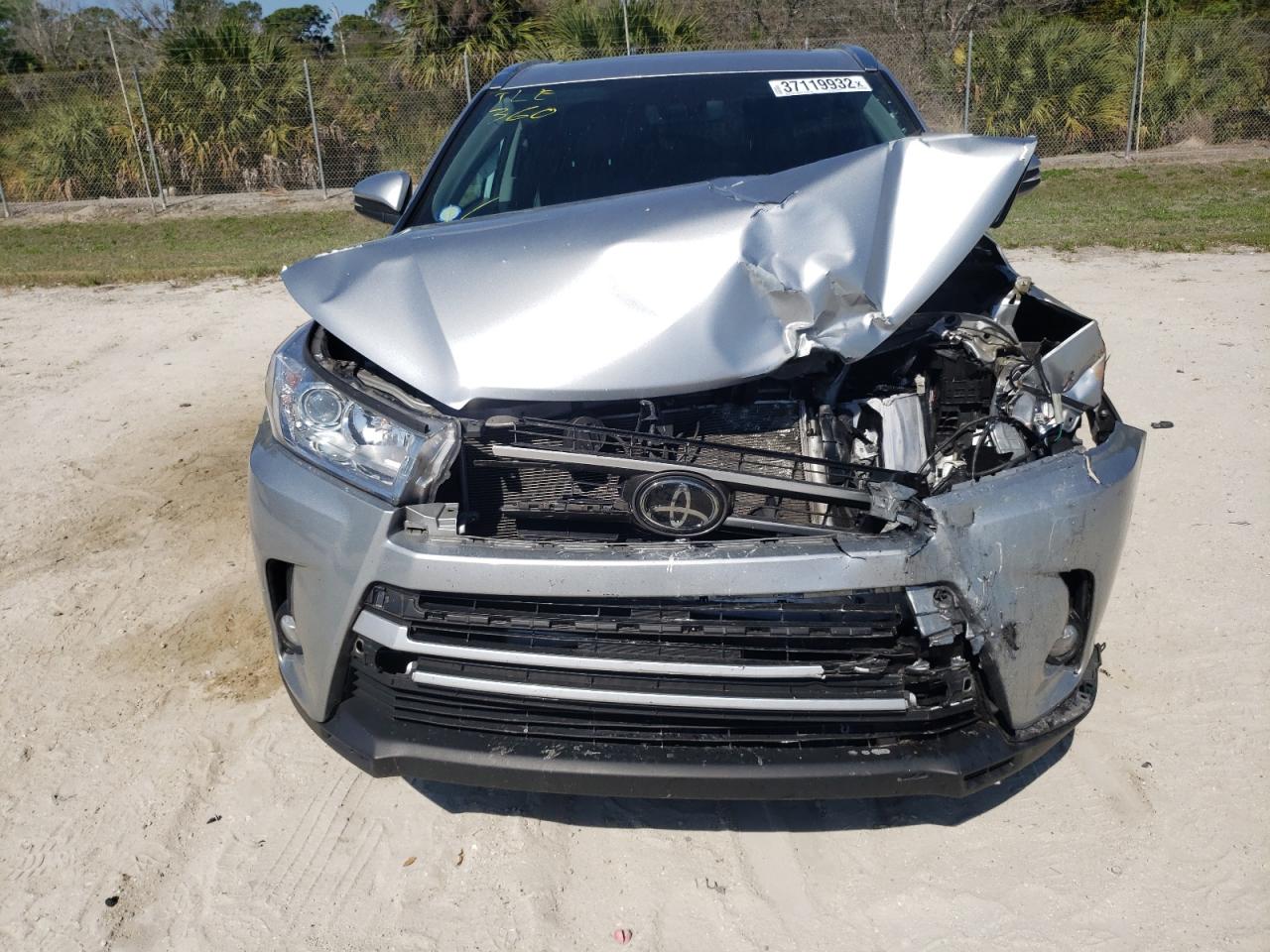 Photo 9 from auction – 2018 TOYOTA HIGHLANDER with VIN 5TDJZRFH7JS854221