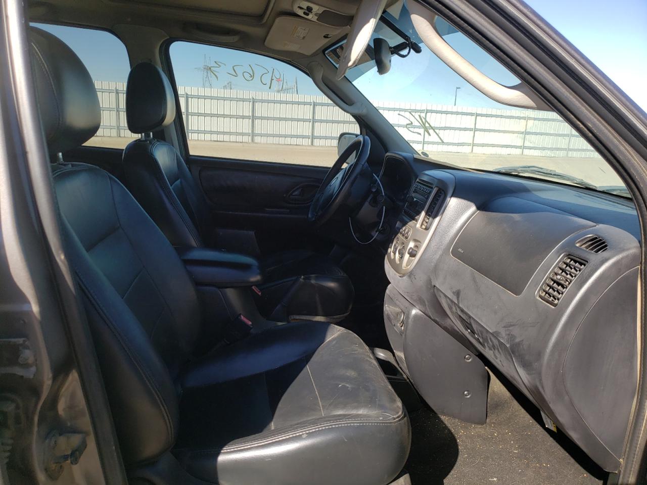Photo 5 from auction – 2004 FORD ESCAPE LIM with VIN 1FMCU04164KA20229
