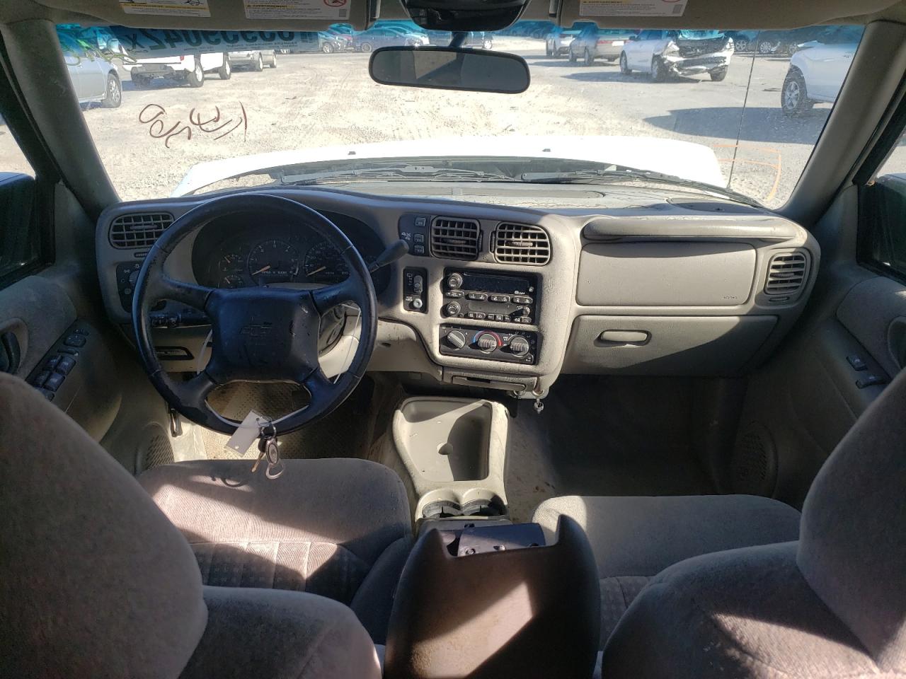 Photo 9 from auction – 2002 CHEVROLET BLAZER with VIN 1GNDT13W62K197768