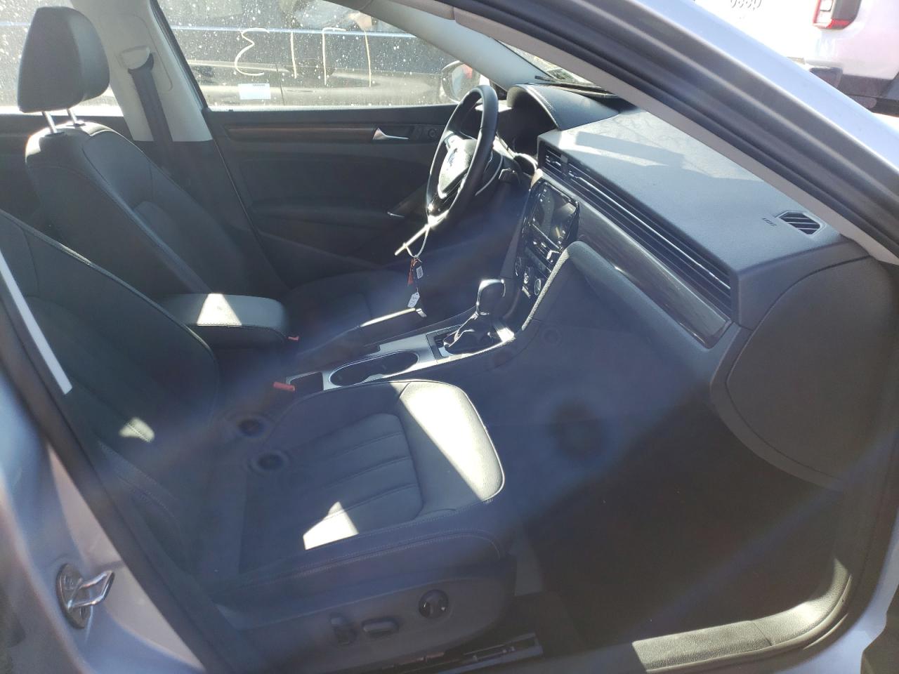 Photo 5 from auction – 2020 VOLKSWAGEN PASSAT SEL with VIN 1VWCA7A34LC021123