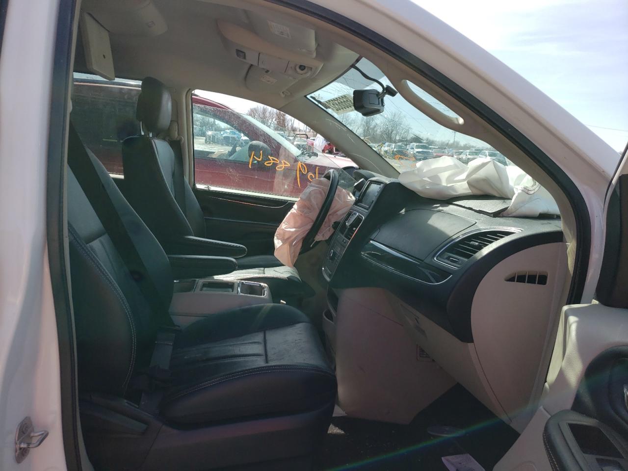 Photo 5 from auction – 2016 CHRYSLER TOWN & COU with VIN 2C4RC1BGXGR206599