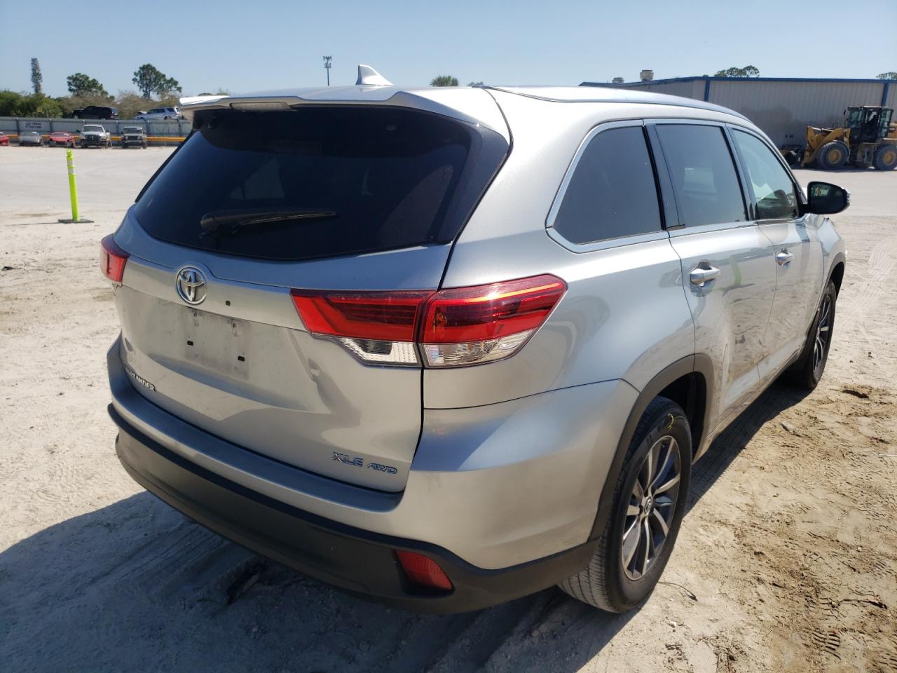 Photo 4 from auction – 2018 TOYOTA HIGHLANDER with VIN 5TDJZRFH7JS854221