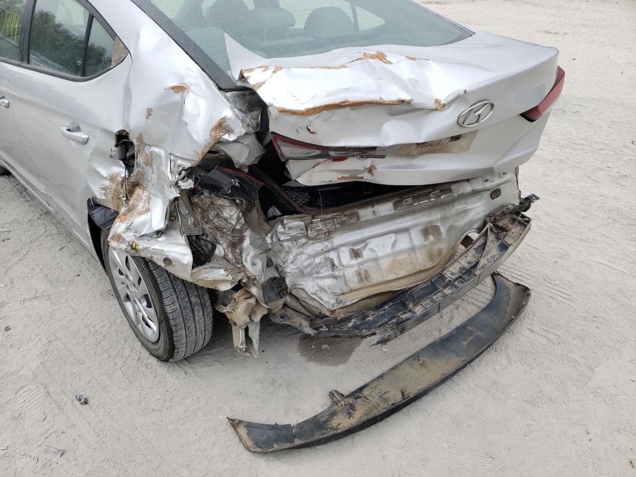 Photo 9 from auction – 2017 HYUNDAI ELANTRA with VIN KMHD74LF4HU384773