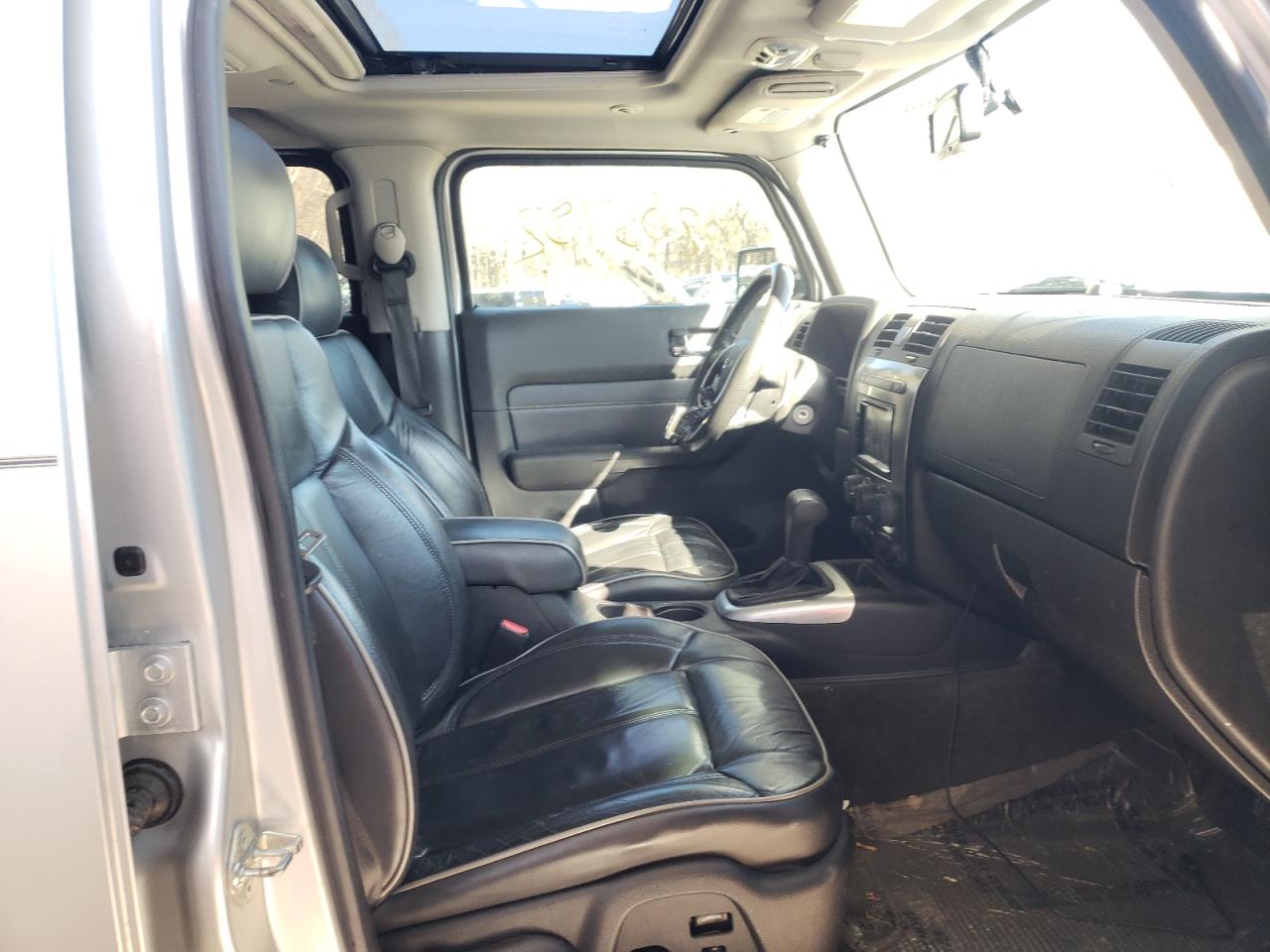 Photo 5 from auction – 2010 HUMMER H3 LUXURY with VIN 5GTMNJEE5A8137993