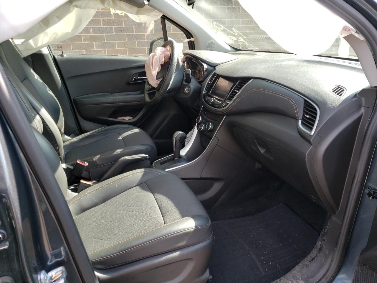 Photo 5 from auction – 2021 CHEVROLET TRAX 1LT with VIN KL7CJLSB9MB313467