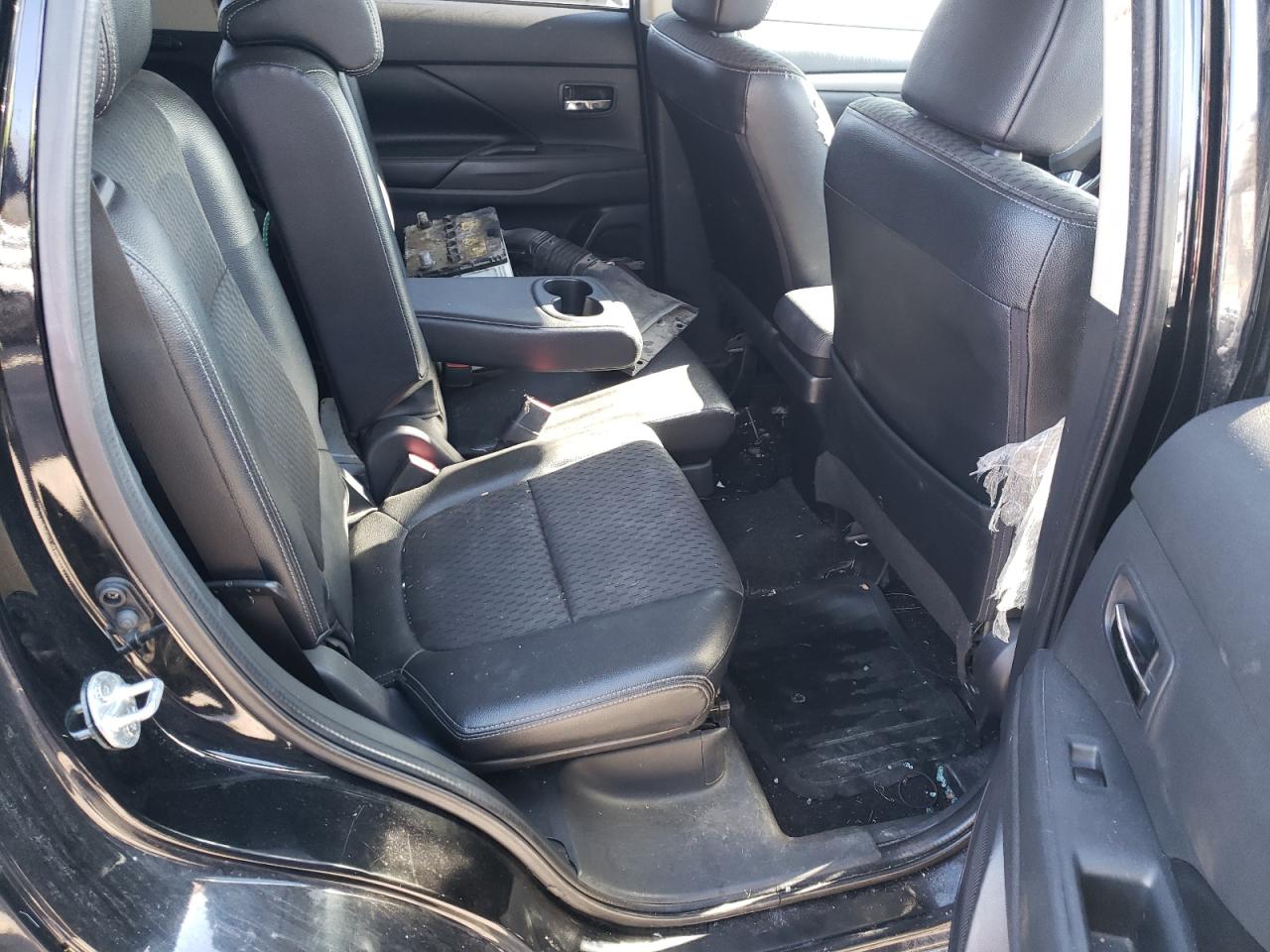 Photo 6 from auction – 2015 MITSUBISHI OUTLANDER with VIN JA4AD3A38FZ003956