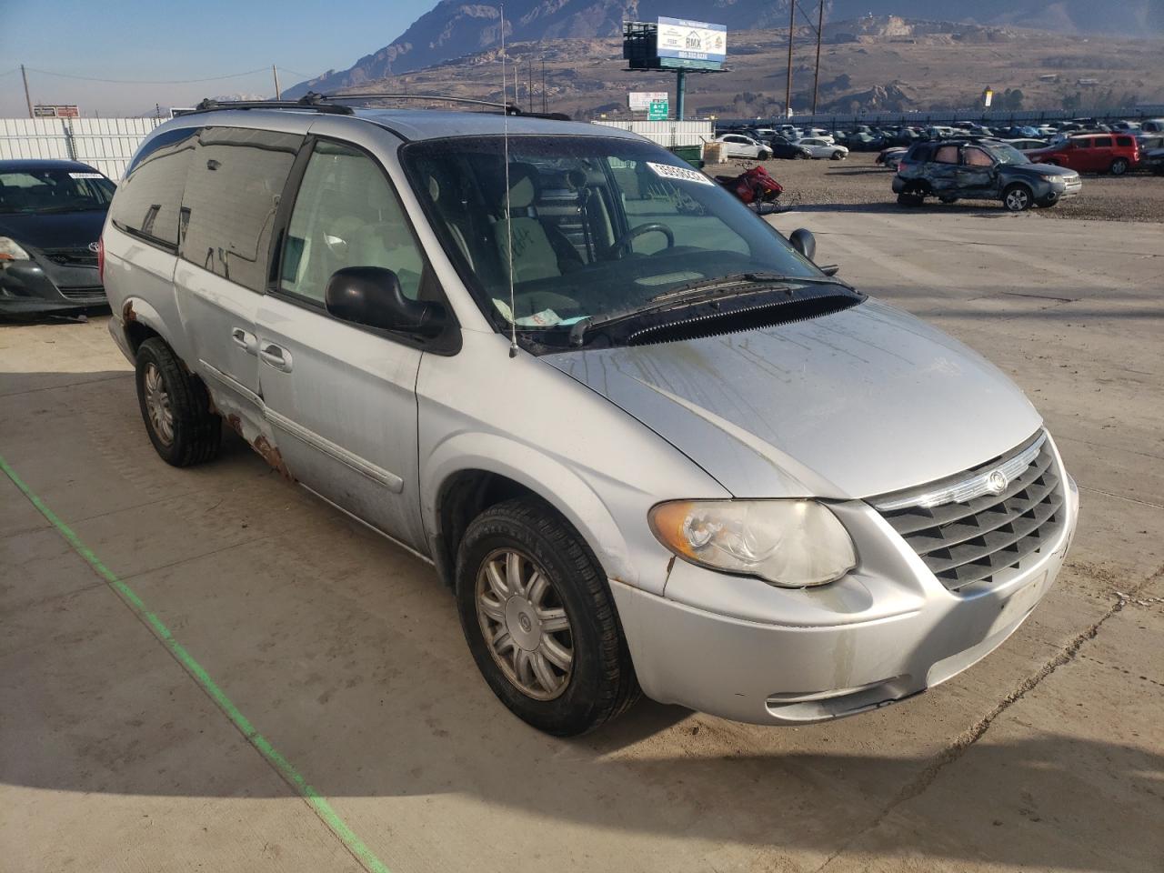 Photo 1 from auction – 2005 CHRYSLER TOWN & COU with VIN 2C4GP54L05R394107