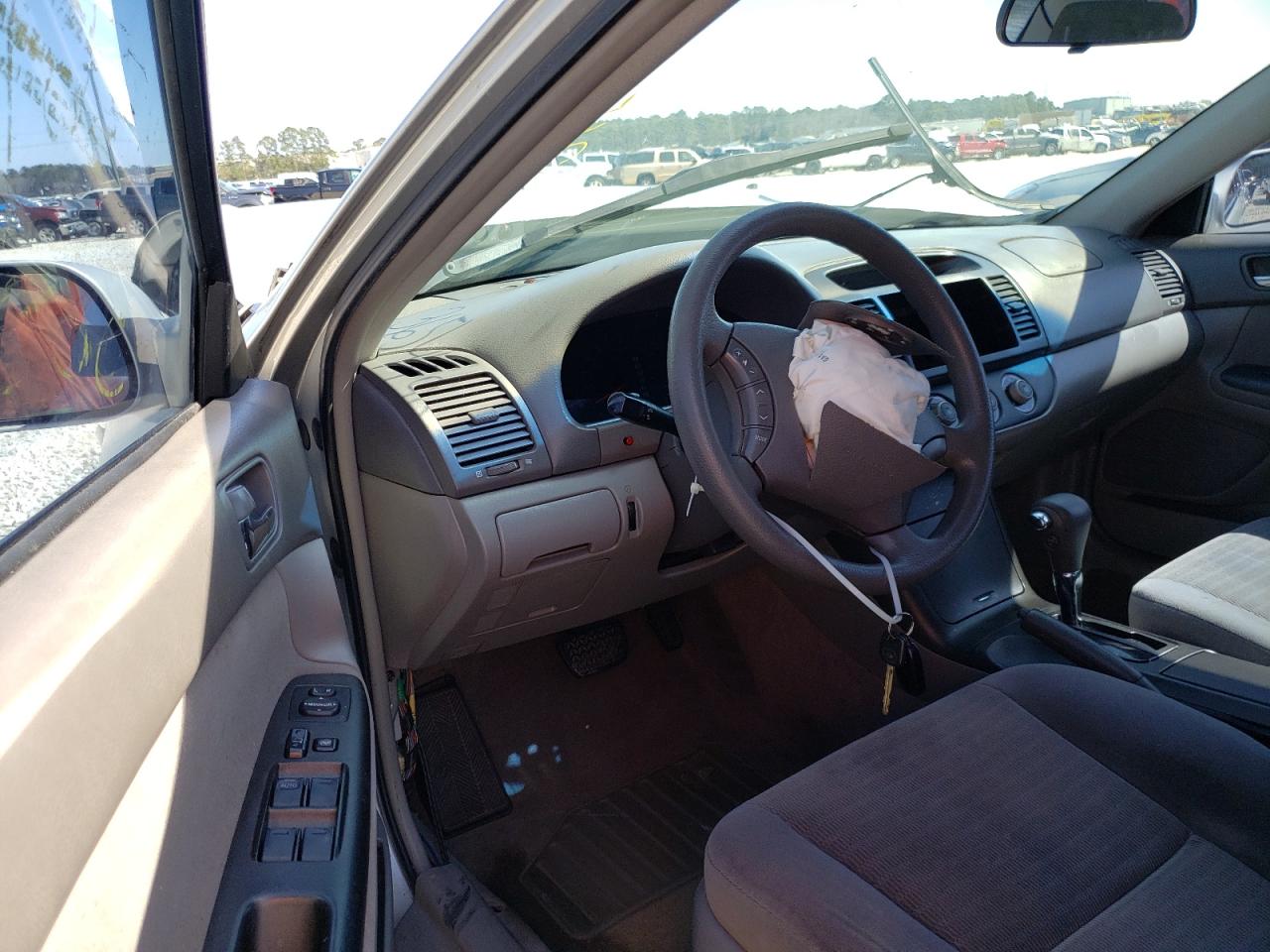 Photo 9 from auction – 2005 TOYOTA CAMRY LE with VIN 4T1BE32KX5U079201