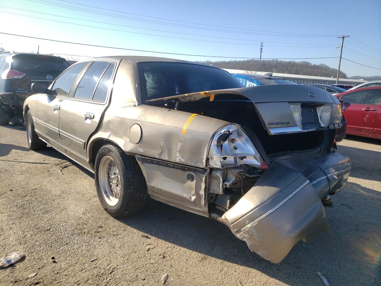 Photo 3 from auction – 2001 FORD CROWN VICT with VIN 2FAFP74W01X103179