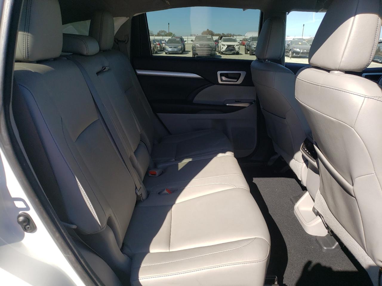 Photo 6 from auction – 2017 TOYOTA HIGHLANDER with VIN 5TDJZRFH9HS512098