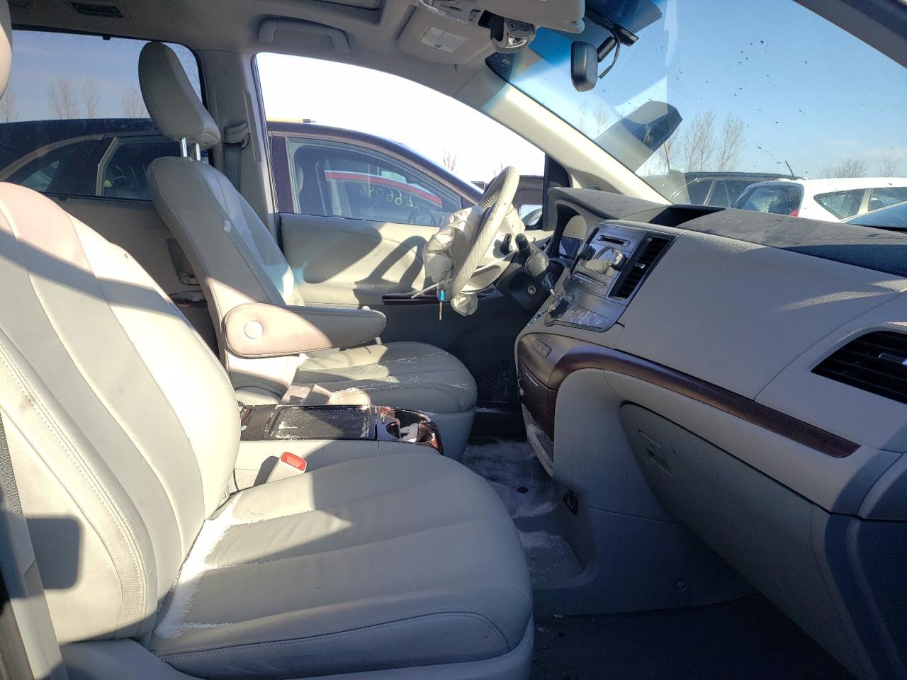 Photo 5 from auction – 2014 TOYOTA SIENNA XLE with VIN 5TDDK3DC6ES085156