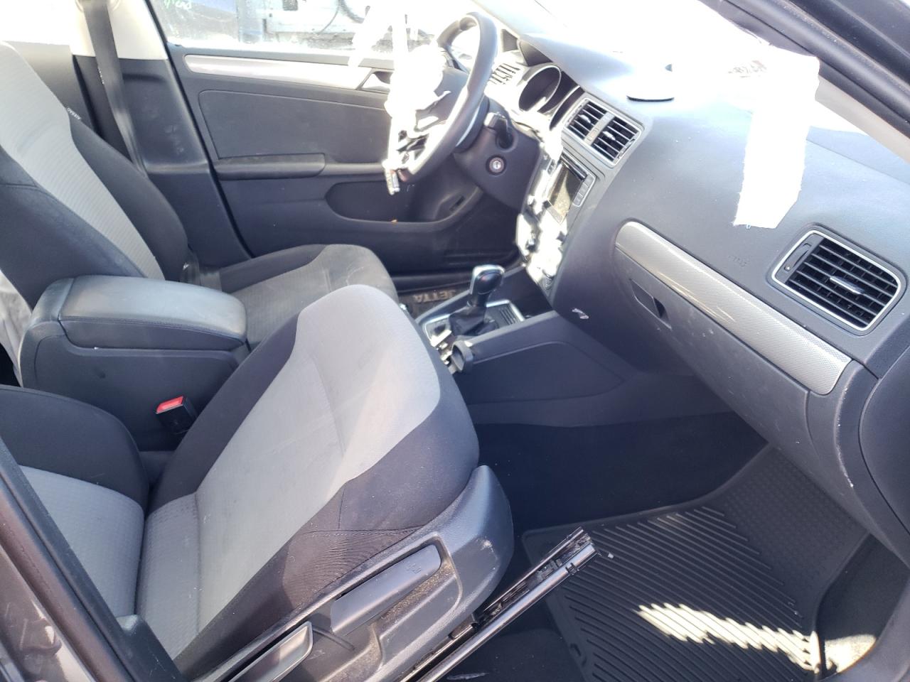 Photo 5 from auction – 2018 VOLKSWAGEN JETTA S with VIN 3VW2B7AJ6JM256271