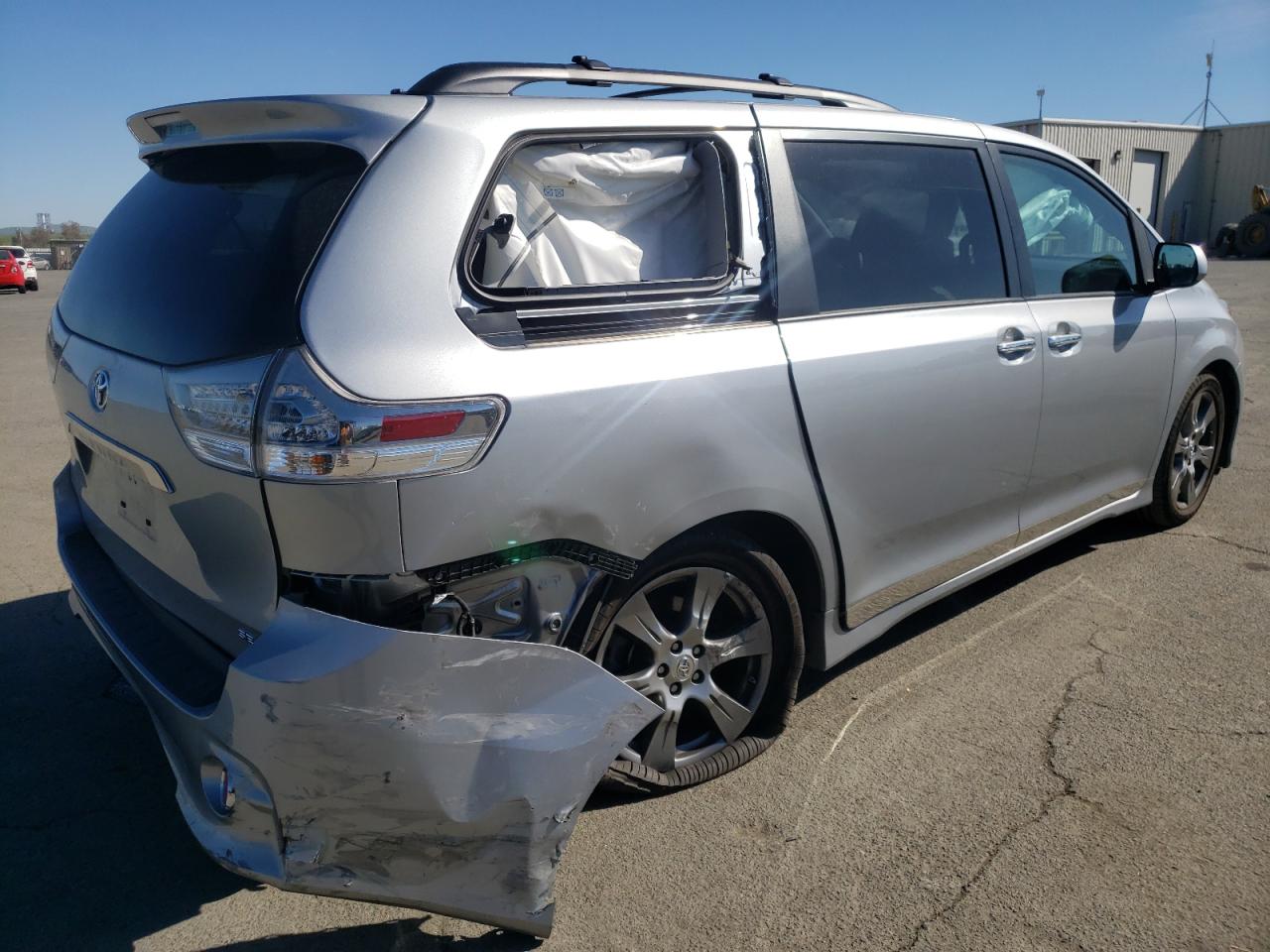 Photo 4 from auction – 2017 TOYOTA SIENNA SE with VIN 5TDXZ3DC1HS846723