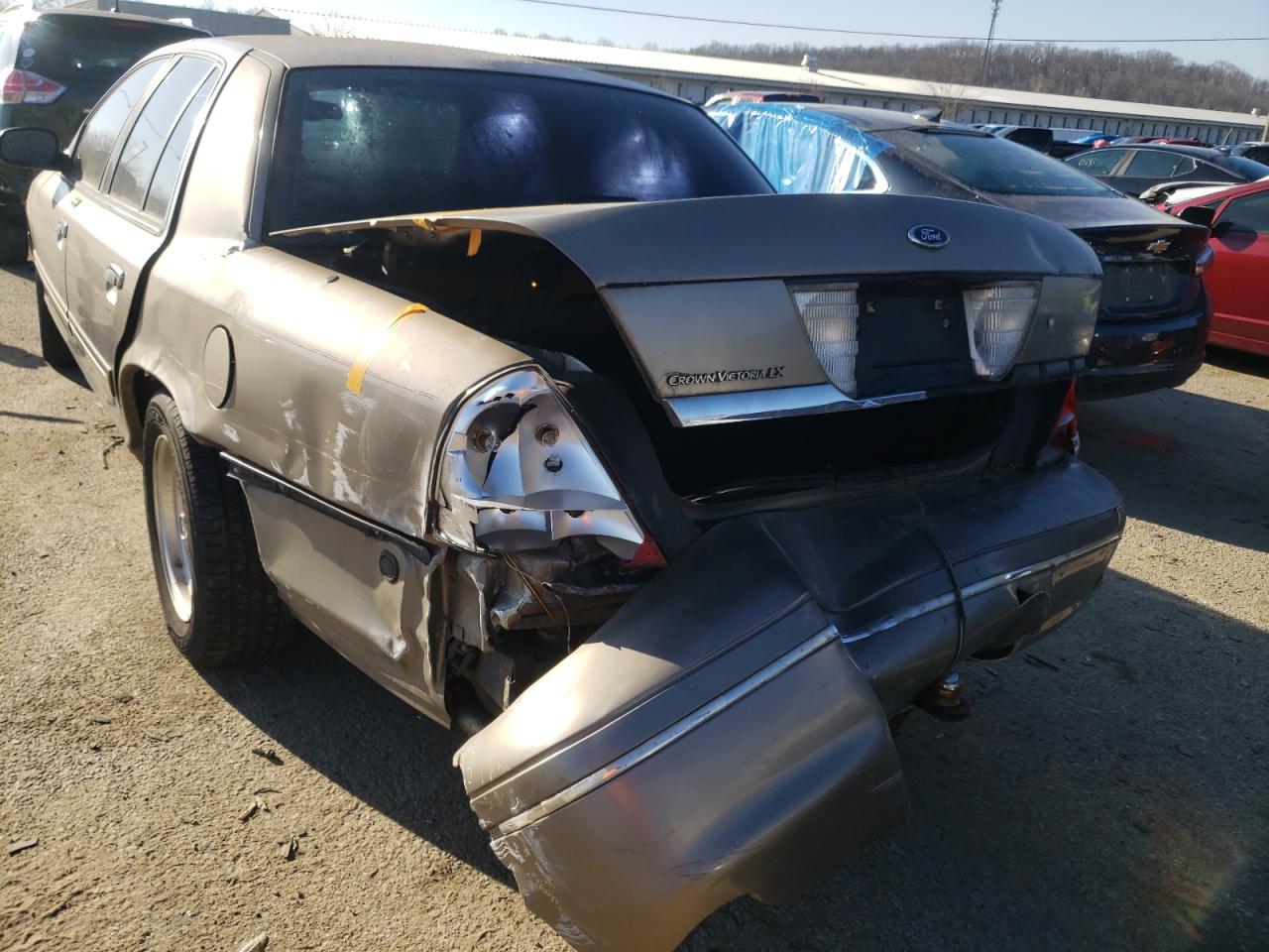 Photo 9 from auction – 2001 FORD CROWN VICT with VIN 2FAFP74W01X103179