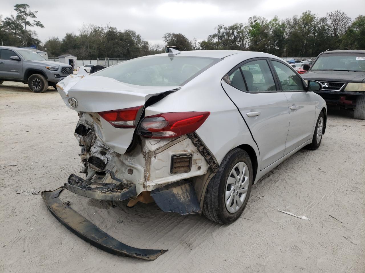Photo 4 from auction – 2017 HYUNDAI ELANTRA with VIN KMHD74LF4HU384773